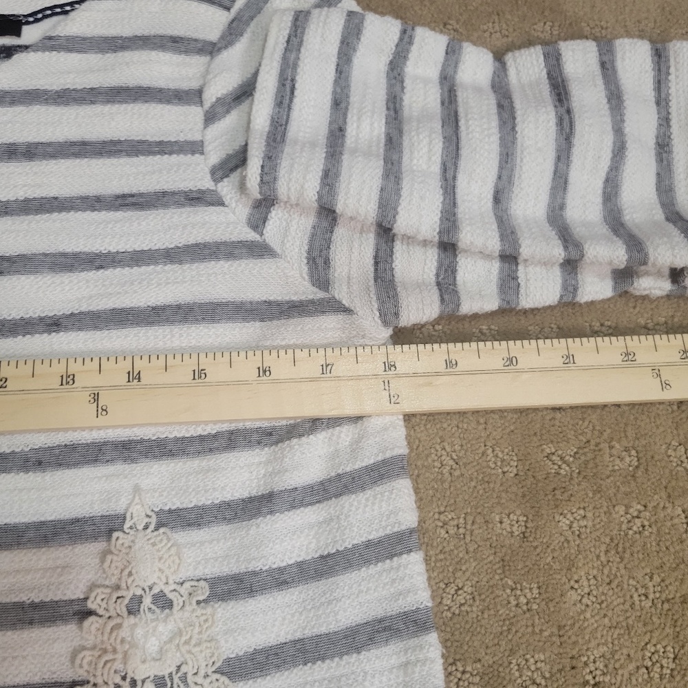 Cupio Women's Long Sleeve White Gray Striped Top with Lace Accent Size Medium - Picture 7 of 10